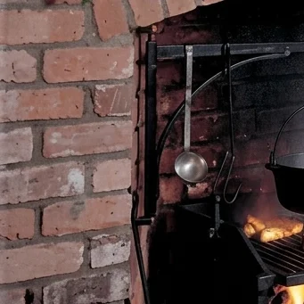 Chimenea inglesa con arco de medio punto y hueco para parrilla