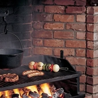 Detalle de parrilla metalica sobre la base refractaria