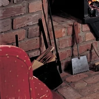Horno al costado de la chimenea con puerta metalica