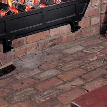 Chimenea con parrilla terminada en ambiente rustico
