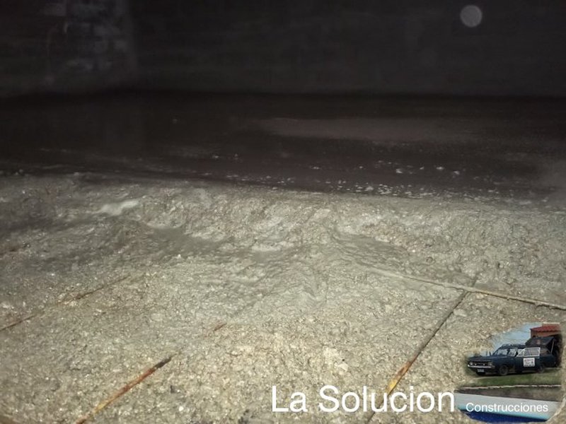 Refuerzo con barras de hierro sobre maya electrosoldada