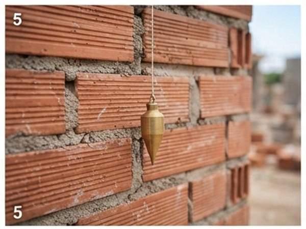 Plomada de bronce colgando de cuerda para verificar verticalidad